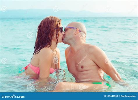 Jovem Casal Apaixonado Que Se Olha E Se Beija Imagem De Stock Imagem