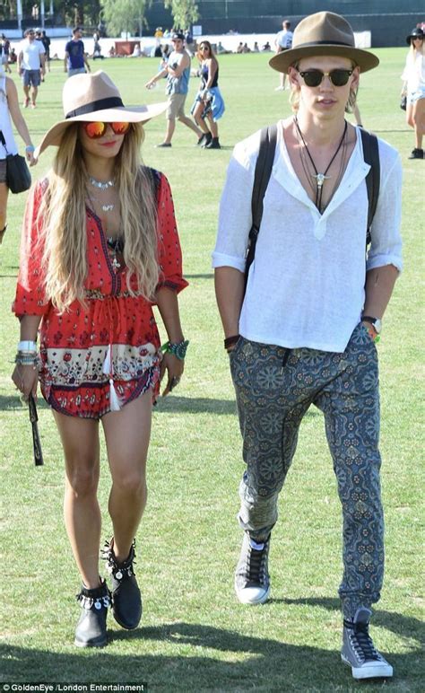 Festival Spirit The Couple Chose Appropriate Retro Themed Outfits For