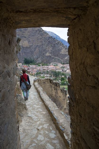 Turista Explorando Los Senderos Incas Y El Sitio Arqueol Gico En