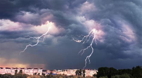 Burze z gradem i silne deszcze przechodzą przez Polskę Alert IMGW