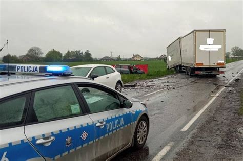 Śmiertelny wypadek koło Pabianic Czołowe zderzenie z ciężarówką Jedna