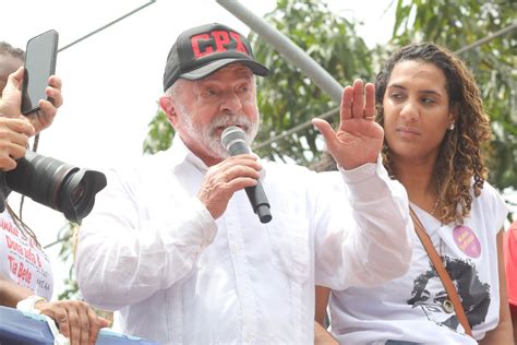 Xuxa posa mesmo boné a sigla CPX usado por Lula e alvo de