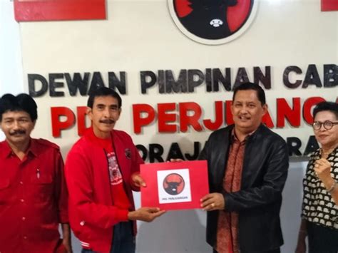 Maju Balon Bupati Pilkada Toraja Utara 2024 JK Tondok Daftar Di PDI