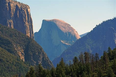 Vista de la naturaleza del túnel de yosemite vista desde esta vista se