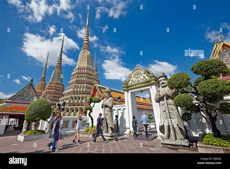 Tourists Thai Temple Hi Res Stock Photography And Images Alamy