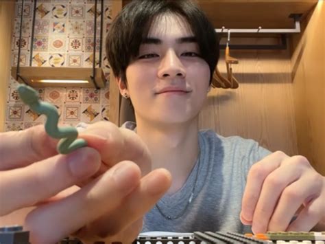 WayV XIAOJUN JP on Twitter ヘビで嬉しそうにしているシャオジュンも可愛いのであげますね