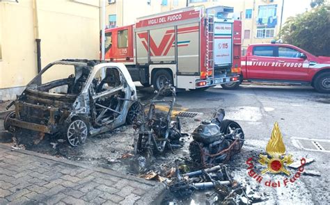 Cagliari Paura A San Michele In Fiamme Un Auto E Due Scooter