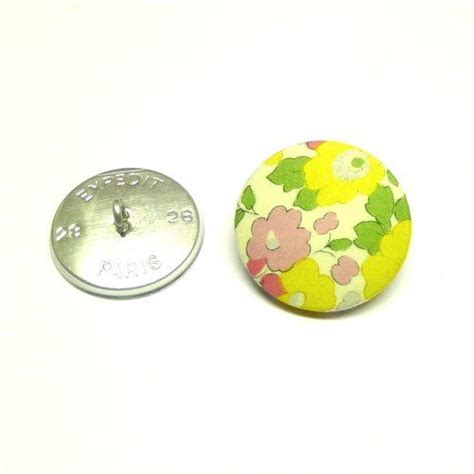 Bouton liberty betsy japon jaune motifs rétrécis vendu à l unité en