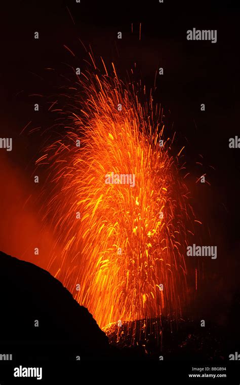 Stromboli volcano eruption Fotos und Bildmaterial in hoher Auflösung