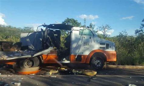 Assaltantes explodem carro forte em Unaí Gerais Estado de Minas