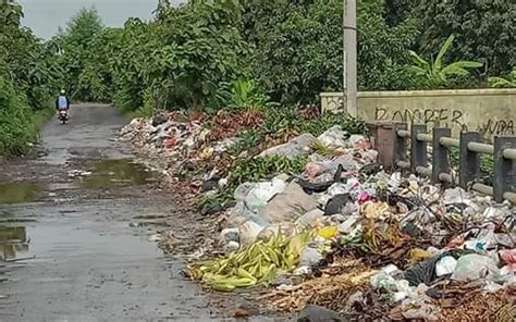 Warga Keluhkan Sampah Padati Jembatan Cengkrang