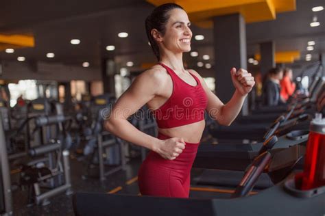 Mulher Feliz Que Corre Na Escada Rolante Foto De Stock Imagem De