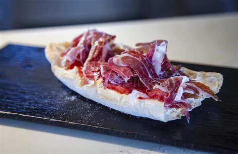 Spaanse Tapas Met Plakken Jamon Serrano Stock Afbeelding Image Of