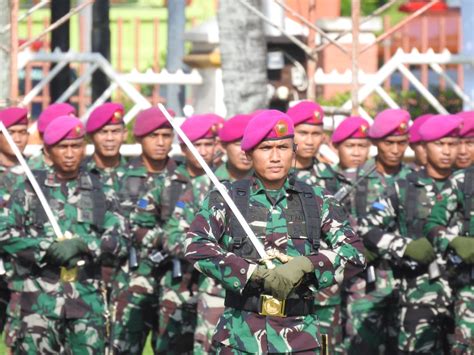 PENUH SEMANGAT PRAJURIT YONMARHANLAN II MENGIKUTI GLADI BERSIH UPACARA