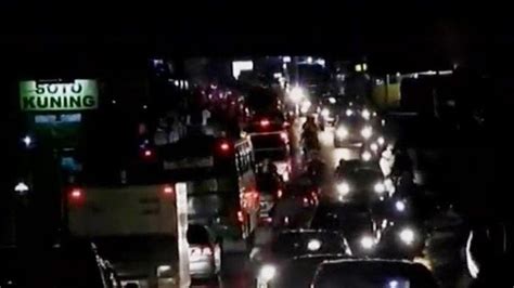 Jalur Menuju Puncak Bogor Mulai Dipadati Kendaraan Jumat Malam News