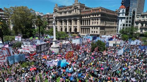 Marchas En Olivos Por Alimentos Y Protestas Contra El Dnu De Milei Perfil