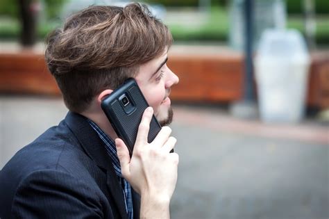 Joven Hablando Por Teléfono Y Sonriendo Foto Premium