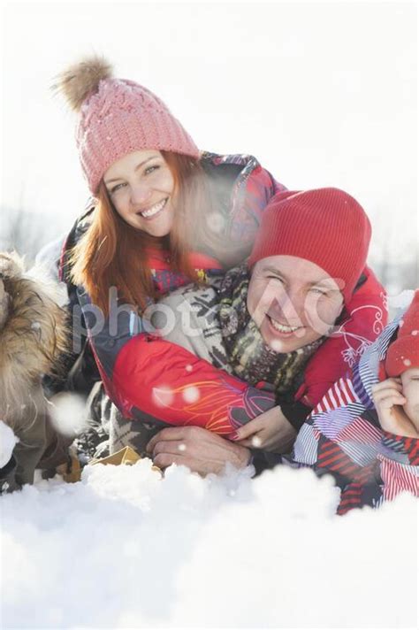 雪の上に寝転ぶ家族18 No 1003462｜写真素材なら「写真ac」無料（フリー）ダウンロードok