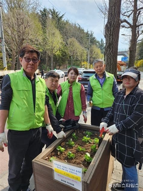 인천시 미추홀구 숭의4동 봄맞이 취약지역 초화식재 실시