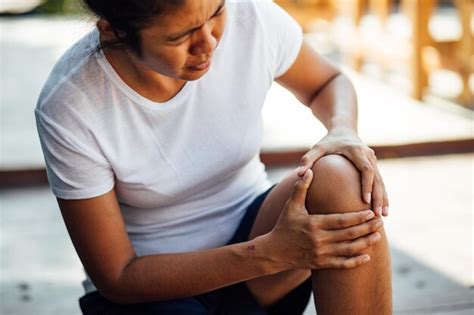 Premium Photo Woman Suffering From Knee Pain