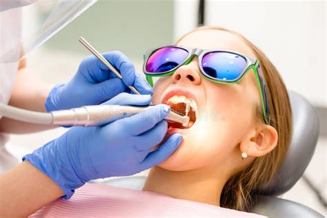 Fille élémentaire D âge Recevant La Procédure De Nettoyage De Dents