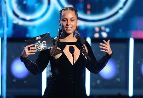 Alicia Keys Announces She Will Host the Grammy Awards - The New York Times