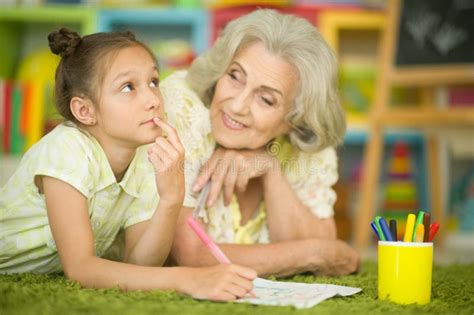 Portrait D un Dessin De Grand mère Avec La Petite fille Image stock