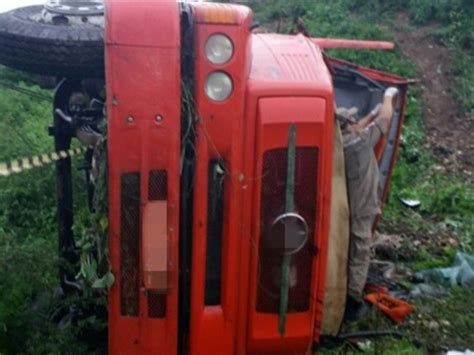 G1 Caminhão tomba cai em ribanceira e motorista morre na BR 232 em