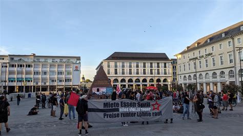 200 Menschen beteiligen sich an zweiter Mahnwache gegen soziale Kälte