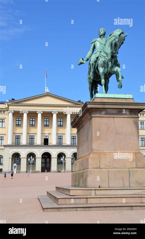 Norvège Oslo Statue équestre du roi Charles John sur la place en face