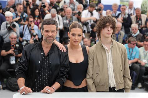 Adèle Exarchopoulos Ultra Sexy Photographe Malicieuse Qui Séclate Devant Romain Duris Au