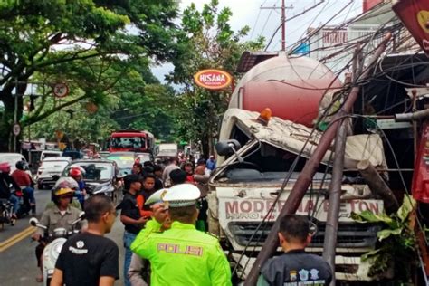 Truk Molen Oleng Tabrak Tiang Dan Motor Di Kota Malang