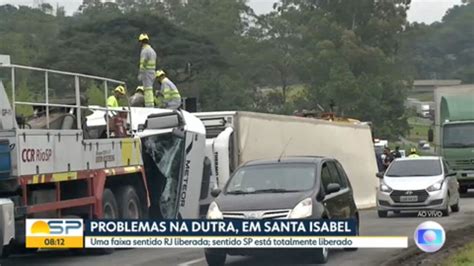 Vídeo Carreta tomba na Rodovia Presidente Dutra em Santa Isabel Bom