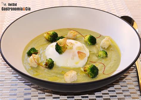 Crema de brócoli con huevo escalfado Gastronomía Cía