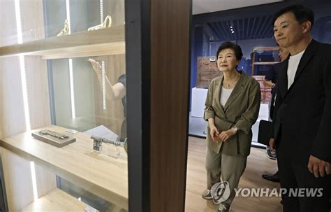 박근혜 박정희대통령 역사자료관 방문 연합뉴스