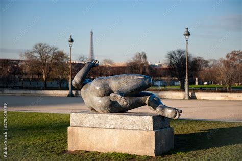 Nude Sculpture With Eiffel Tower At Jardin Des Tuileries 1er