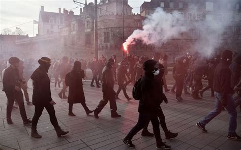 Nantes onze policiers et gendarmes blessés en marge d une