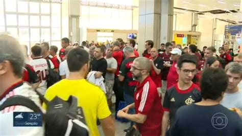 Vídeo Torcedores do Flamengo enfrentam dificuldades para embarcar para