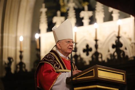 Abp Marek Jędraszewski Patrząc na krzyż Chrystusa wiemy że nasze