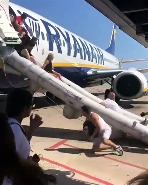 Une batterie externe prend feu dans un avion RyanAir Barcel Vidéo