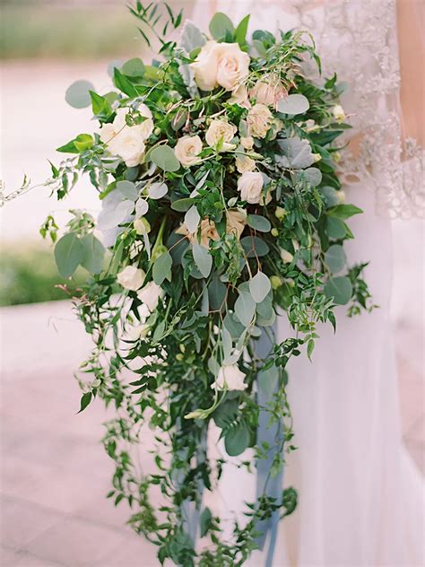 The Prettiest Greenery Bouquets Weve Ever Seen Roses Jasmine Vine