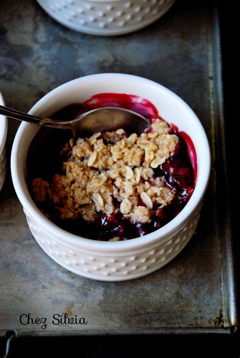 Crumble Integral De Cerezas Y Frutos Rojos — Chez Silvia