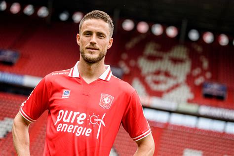 Het Is Rond Van Wolfswinkel Is De Nieuwe Spits Van Fc Twente Foto Tubantia Nl