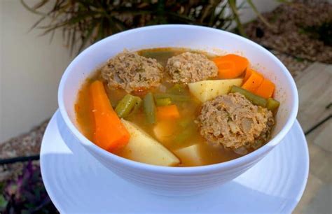 Caldo de albóndigas de res Delination