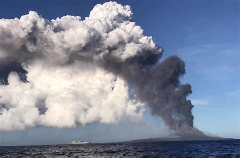 Nishino Shima Volcano Volcano Islands Japan Ft Ash Column