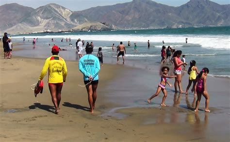 Nuevo Chimbote Hermanas Salvan De Morir Ahogadas En Playa Atahualpa