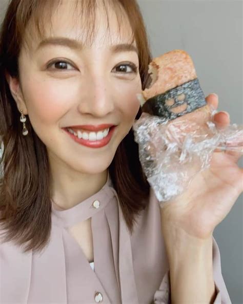 小澤陽子さんのインスタグラム写真 小澤陽子instagram「𝚊𝚝 𝚠𝚘𝚛𝚔☻ 仕事の合間にいただいたおむすびが『😍』😍😍🍖🍙 さて