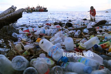 Laut Ternate Tercemari Sampah Laut Republika Online