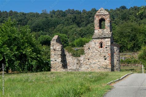 Fotografia Do Stock Chiesa Diroccata Campanile Diroccato In Mezzo Al