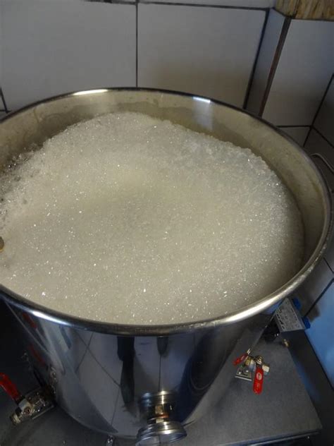 brassage de la bière blonde de la belle joie micro brasserie La belle joie